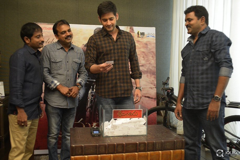 Mahesh-Babu-Picks-Up-Srimanthudu-Cycle-Winner